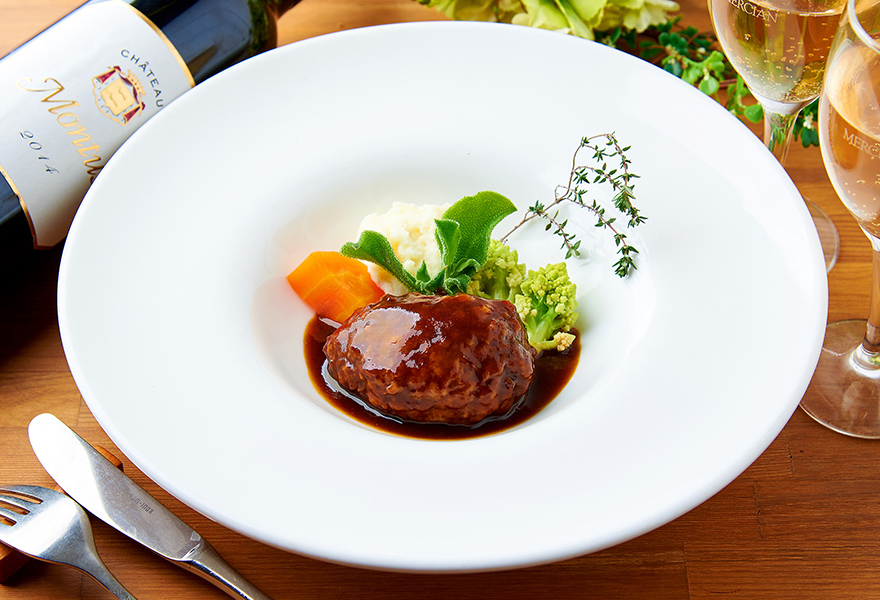 黒毛和牛肉100％のふんわりハンバーグと濃厚ねっとり煮込みソース