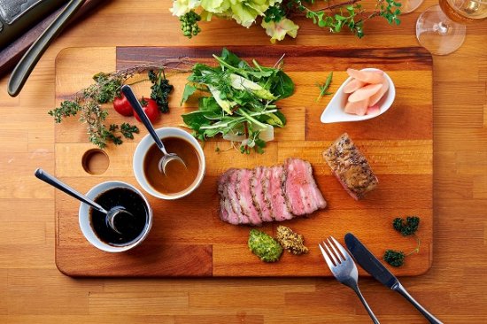 特選ブリスケ(前ばら肉)Ａ５ランクの黒毛和牛肉のローストビーフ  (大トロローストビーフと赤身ロ－ストビ―フ各１個入り(２個))