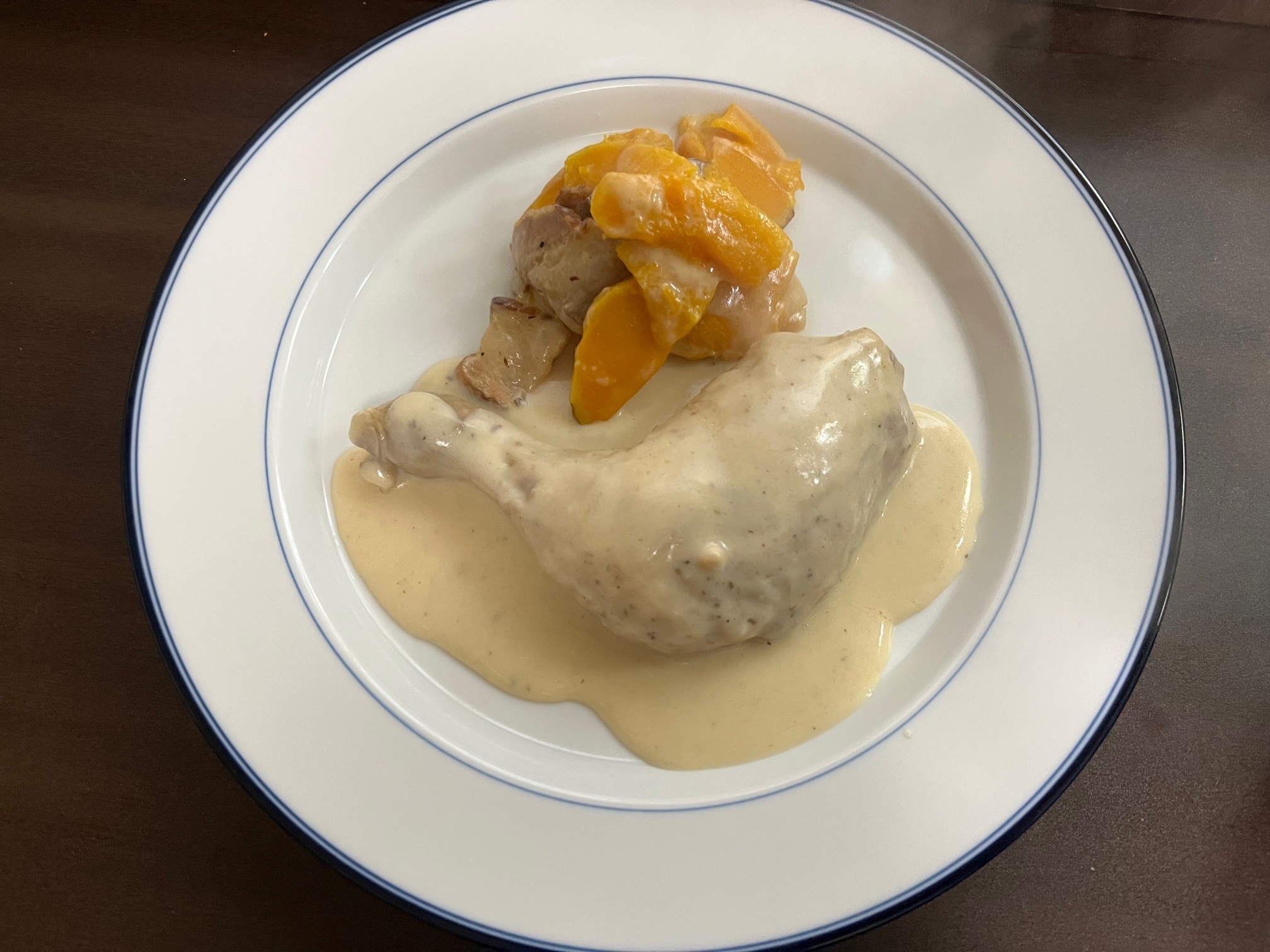 骨付き鶏もも肉のフリカッセ(クリーム煮込み)  ポルチーニ茸風味